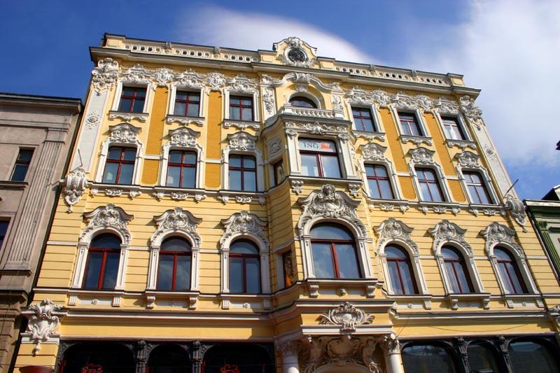 Sunny facade on Piotrkowska