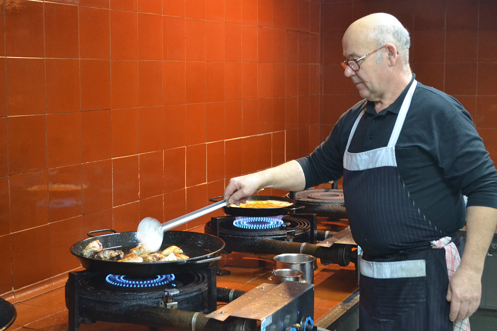 cooking paella in el palmar albufera