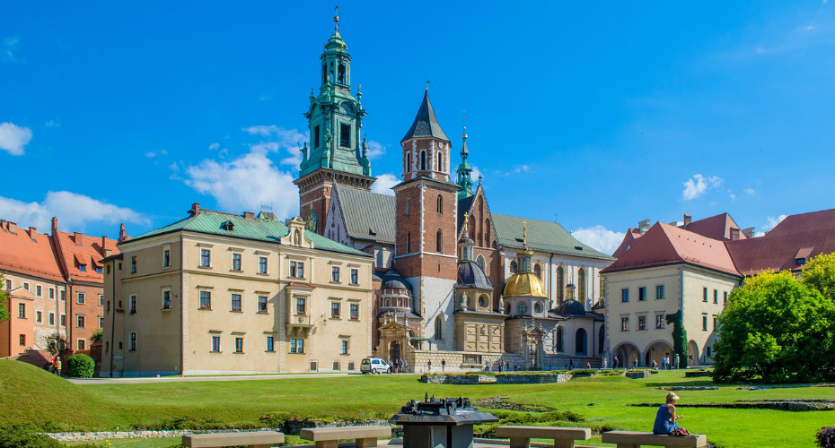 A scenic stroll in the Wawel Castle grounds 