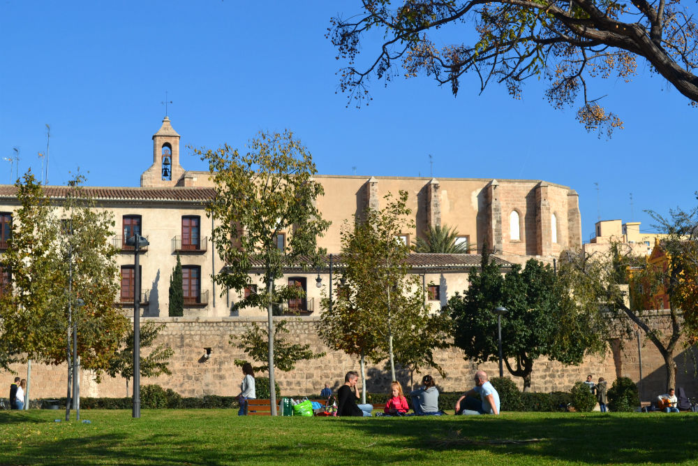 Chilling out in the Turia gardens